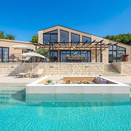 Lunetta Villa *