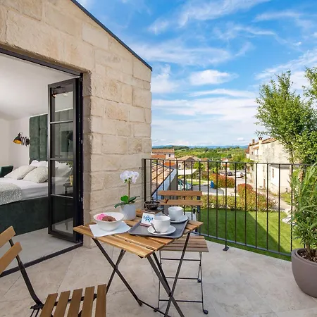 Lunetta Villa *