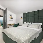 Lunetta Villa *
