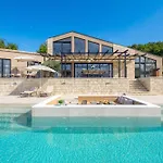 Lunetta Villa *
